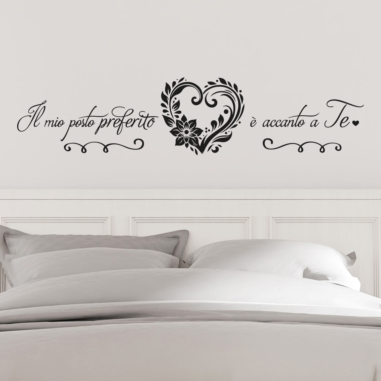 Scritta da parete per camera da letto con frase Il mio posto preferito è accanto a te e cuore romantico.