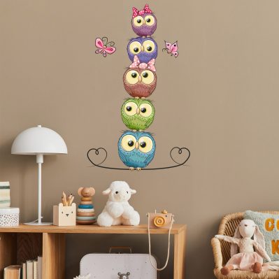 Adesivi murali gufetti colorati per cameretta bambini con farfalle e cuori su parete