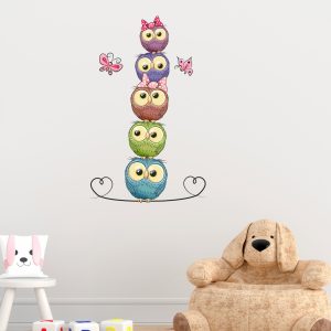 Adesivi murali gufetti colorati su parete grigia per cameretta bambini moderna