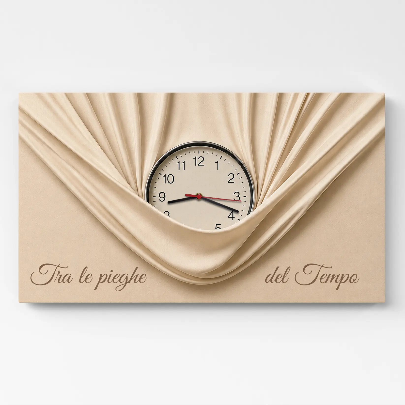 Orologio quadro su tela Tra le pieghe del Tempo con tessuto beige drappeggiato, orologio centrale e frase decorativa.