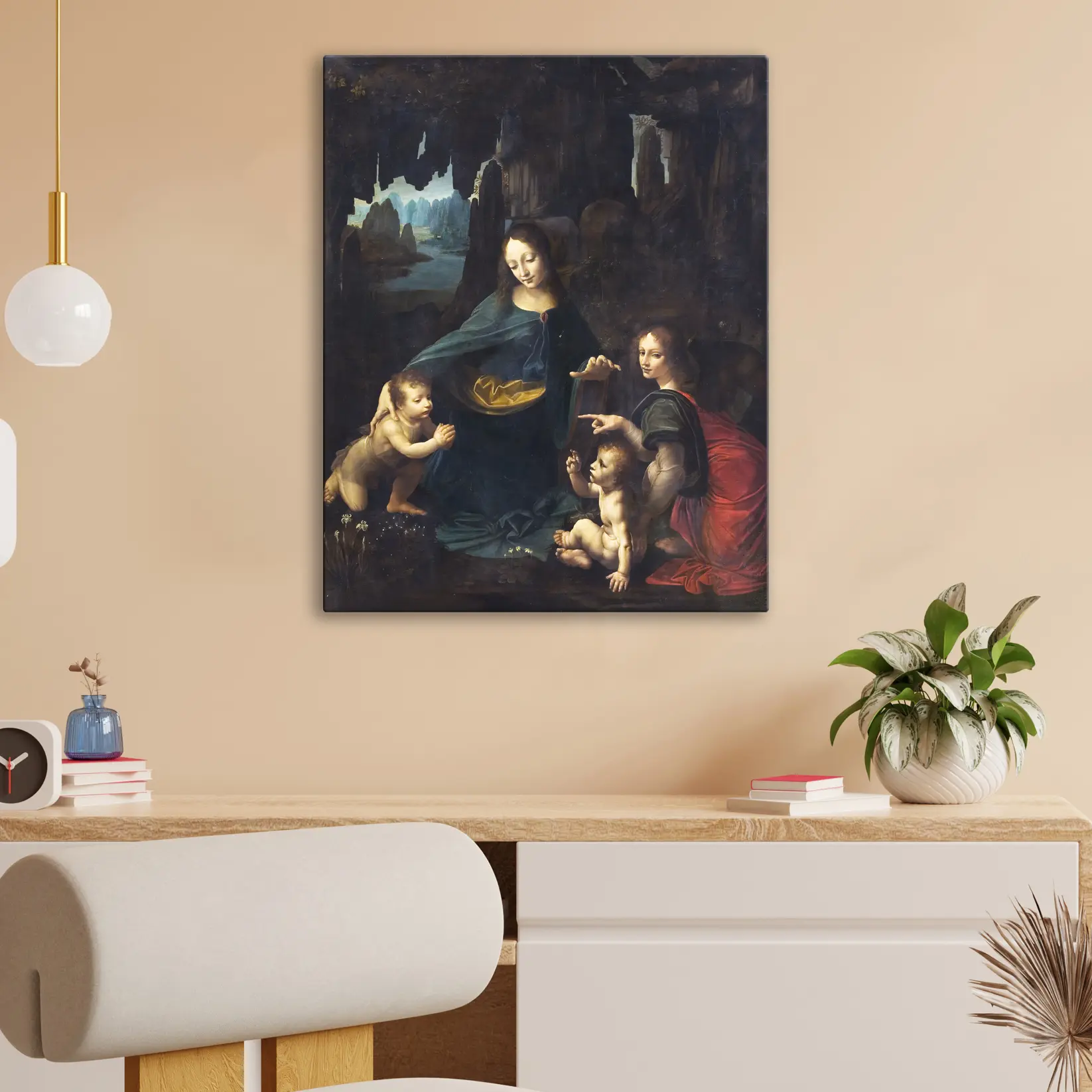 Quadro Vergine delle Rocce Leonardo da Vinci ambientato in soggiorno con mobile chiaro.